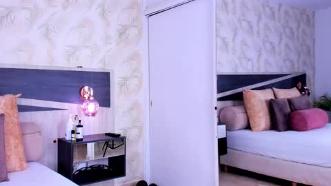 Snapshot of travis_lenox_ chatting on December 23, 12:08 am Travis online show from December 23, 12:08 am