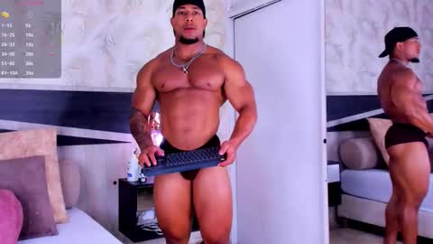 Snapshot of travis_lenox_ chatting on February 14, 12:51 am Travis online show from February 14, 12:51 am