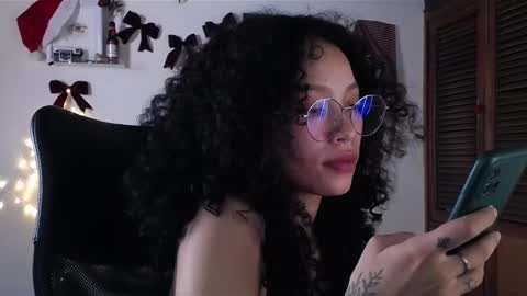 Snapshot of treasuresz chatting on December 10, 5:33 pm Emily online show from December 10, 5:33 pm