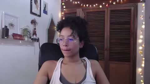 Snapshot of treasuresz chatting on February 6, 8:34 pm Emily online show from February 6, 8:34 pm