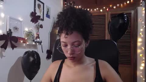 Snapshot of treasuresz chatting on February 10, 10:09 pm Emily online show from February 10, 10:09 pm