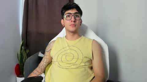 Snapshot of trebol_lynn chatting on December 16, 6:57 pm Trebol Lynn online show from December 16, 6:57 pm