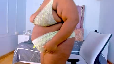 Snapshot of treisyvixen chatting on May 11, 3:23 am Treisy Vixen big ass online show from May 11, 3:23 am