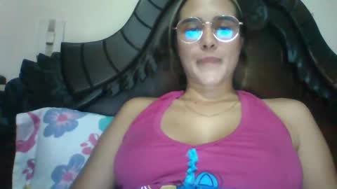 Snapshot of triana_bell chatting on December 18, 1:26 am triana_bell online show from December 18, 1:26 am