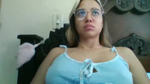 Snapshot of triana_bell chatting on January 12, 3:57 pm triana_bell online show from January 12, 3:57 pm