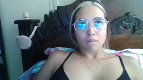 Snapshot of triana_bell chatting on February 3, 8:03 pm triana_bell online show from February 3, 8:03 pm
