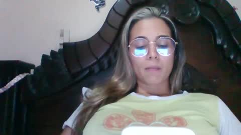 Snapshot of triana_bell chatting on February 18, 1:43 am triana_bell online show from February 18, 1:43 am