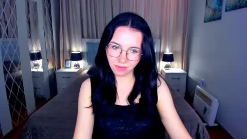 TriciaDaisy online show from May 4, 2:35 pm