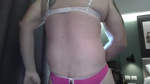 triciawu22 online show from April 8, 9:53 am