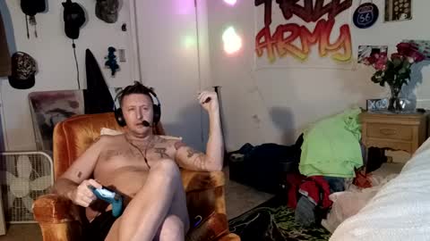 Snapshot of trillnonymau5 chatting on December 8, 6:43 am trillnonymau5 online show from December 8, 6:43 am