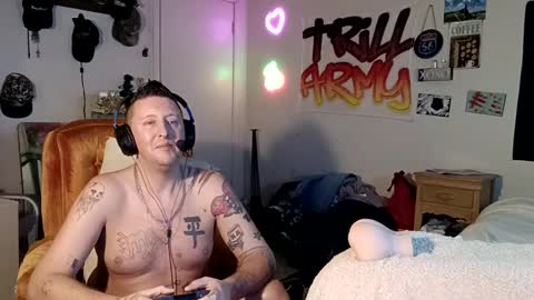 Snapshot of trillnonymau5 chatting on December 16, 5:49 am trillnonymau5 online show from December 16, 5:49 am