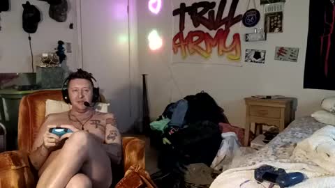 Snapshot of trillnonymau5 chatting on December 17, 5:29 am trillnonymau5 online show from December 17, 5:29 am