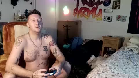 Snapshot of trillnonymau5 chatting on December 17, 10:11 pm trillnonymau5 online show from December 17, 10:11 pm