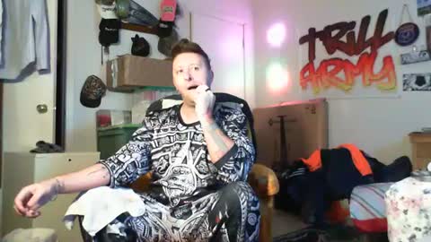 Snapshot of trillnonymau5 chatting on January 30, 12:18 am trillnonymau5 online show from January 30, 12:18 am