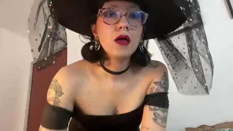 Snapshot of trinitysecrets chatting on October 26, 6:03 pm trinitysecrets online show from October 26, 6:03 pm