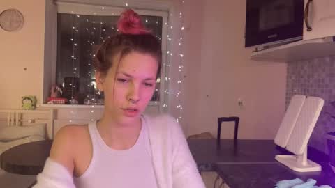 Snapshot of tripsstrar chatting on December 1, 11:21 pm trippy online show from December 1, 11:21 pm