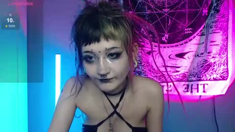 Snapshot of trish_crystal chatting on August 9, 7:30 pm Trish online show from August 9, 7:30 pm