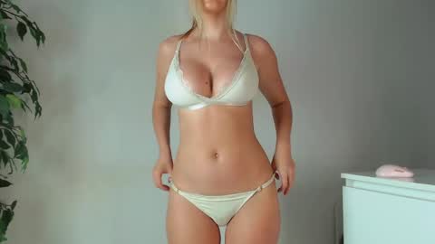 Snapshot of trixie_taylor chatting on May 19, 5:41 pm Trixie Taylor online show from May 19, 5:41 pm