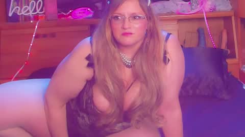 Snapshot of trixstarchik999 chatting on March 1, 6:00 pm trixstarchik online show from March 1, 6:00 pm