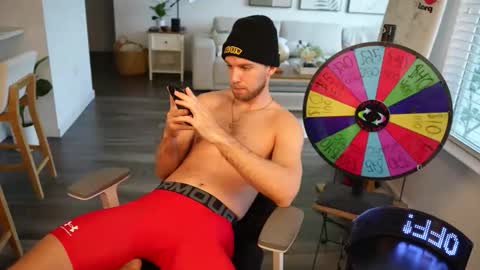 Snapshot of troy_greenxo chatting on April 19, 9:39 pm Troy Green online show from April 19, 9:39 pm