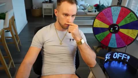 Snapshot of troy_greenxo chatting on May 5, 9:23 pm Troy Green online show from May 5, 9:23 pm