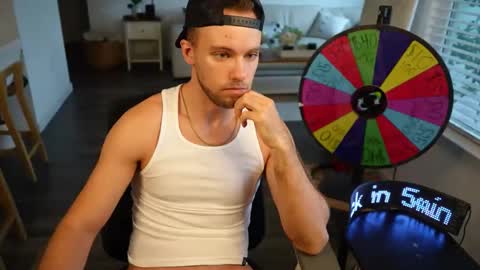 Snapshot of troy_greenxo chatting on May 16, 9:35 pm Troy Green online show from May 16, 9:35 pm