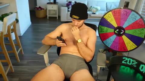 Snapshot of troy_greenxo chatting on May 27, 9:12 pm Troy Green online show from May 27, 9:12 pm