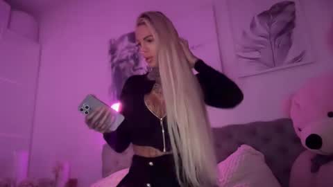 Snapshot of tsmiadeluxxe chatting on December 16, 5:23 am tsmiadeluxxe online show from December 16, 5:23 am