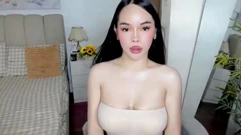 Snapshot of tspearlofasia chatting on April 21, 6:52 am Graciella online show from April 21, 6:52 am