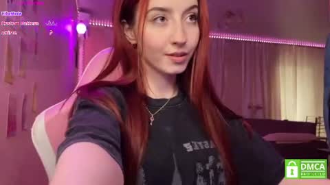Snapshot of tutti_cutieee chatting on July 6, 8:33 am Nika online show from July 6, 8:33 am