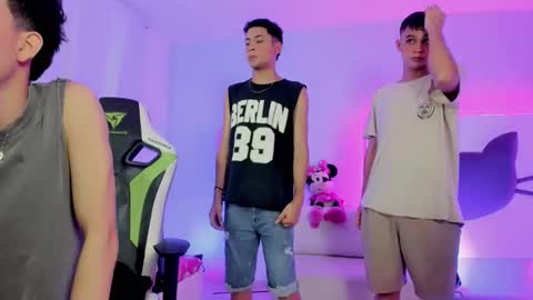 Snapshot of twinks_boys_ chatting on October 18, 3:31 am JHOAN LIAM ZACARIAS online show from October 18, 3:31 am
