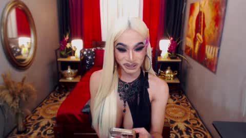 Snapshot of twofuckablestrans chatting on October 2, 11:17 am KiaraKeana online show from October 2, 11:17 am