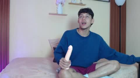 twohottrouble  online show from April 9, 9:31 pm