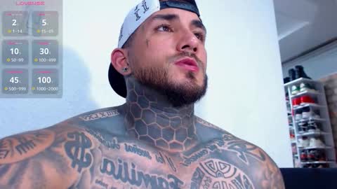 Snapshot of twonaugthy77 chatting on November 17, 2:39 am Angel online show from November 17, 2:39 am