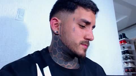 Snapshot of twonaugthy77 chatting on December 2, 3:01 am Angel online show from December 2, 3:01 am