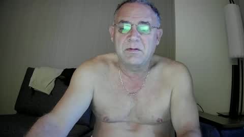 Twopeopleinlove online show from November 3, 2:29 pm