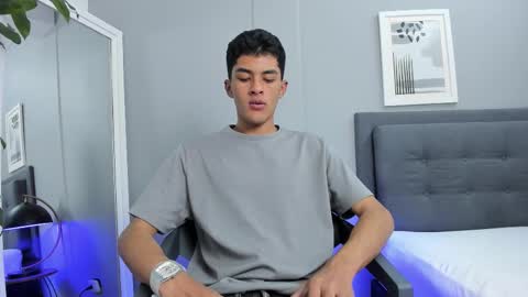 Snapshot of tyler_fox_ chatting on October 27, 8:24 pm Tyler Fox online show from October 27, 8:24 pm