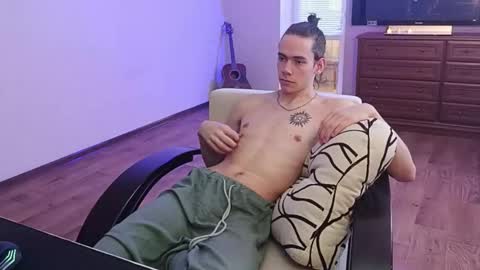 Snapshot of tyler_hack chatting on October 24, 10:11 am Tyler and Chris online show from October 24, 10:11 am