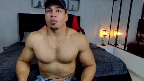 tyler_hank1 online show from December 7, 3:36 am