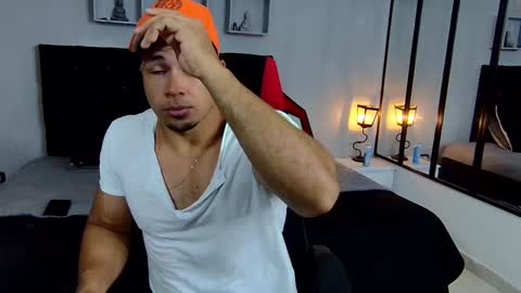 tyler_hank1 online show from January 14, 2:29 am