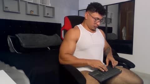 tyler_hank1 online show from September 29, 10:58 pm