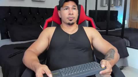 tyler_hank1 online show from March 1, 6:43 pm