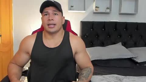 tyler_hank1 online show from April 8, 3:06 am