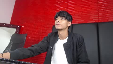 tyler_wolf_1 online show from October 14, 12:28 pm