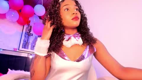 Snapshot of tylla_ chatting on February 25, 2:14 am online show from February 25, 2:14 am