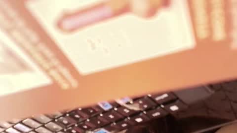 Snapshot of tylla_ chatting on March 1, 3:10 am online show from March 1, 3:10 am