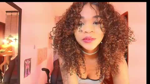 Snapshot of tylla_ chatting on March 4, 3:11 am online show from March 4, 3:11 am