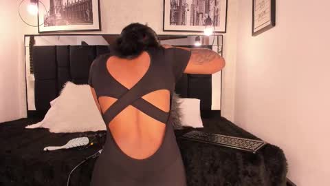 Snapshot of tylla_ chatting on September 27, 3:44 am online show from September 27, 3:44 am