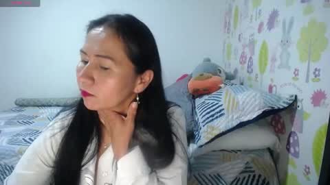 Snapshot of tyna_b chatting on June 16, 4:53 pm Tyna online show from June 16, 4:53 pm