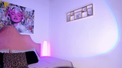 Snapshot of tyra_honey chatting on July 9, 10:03 pm Tyra pretty Honey online show from July 9, 10:03 pm
